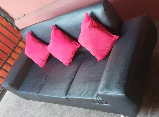 Hermoso sofa de 3 cuerpos eco-cuero negro